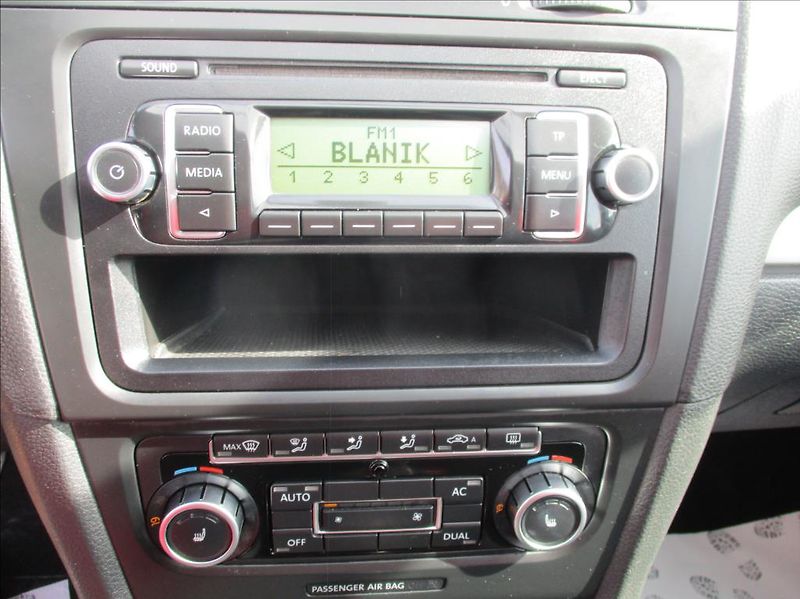 Volkswagen Golf 1,6 i, klima,serviska,1.maj., - fotka 15 z 39