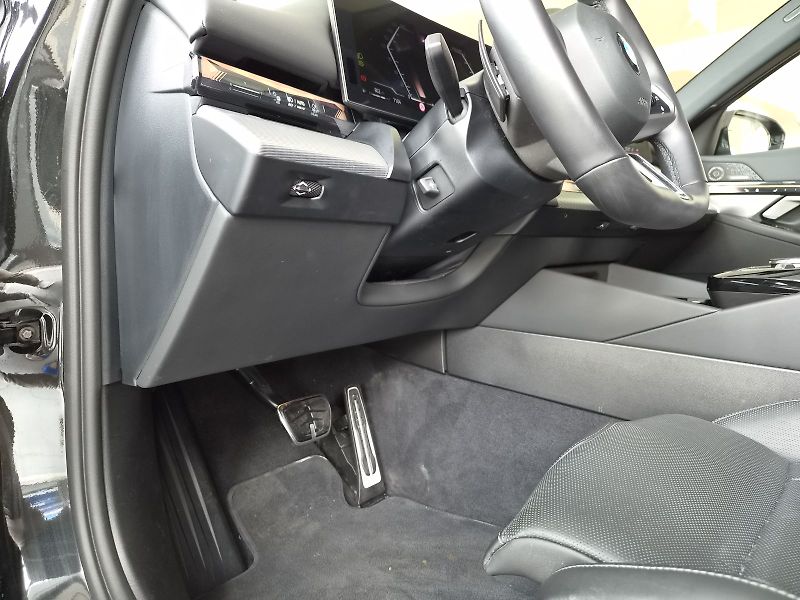 BMW Řada 5 520 xDrive - fotka 13 z 38