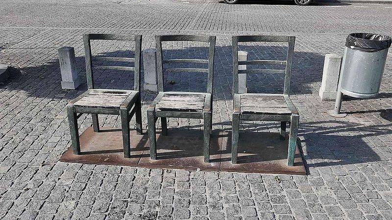 Židle symbolizují majetek, který museli Židé zanechat při opuštění svých domovů, a prázdná místa, která po nich zůstala.