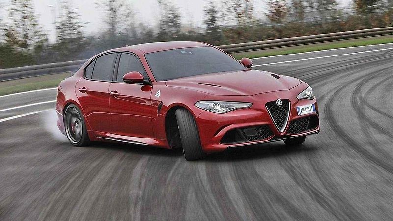Neoficiální ilustrace Alfy Romeo Giulia Coupe Quadrifoglio.