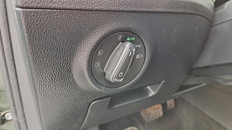 Škoda Superb 1.6 CRTDI DSG Comfort+Panorama - fotka 23 z 32