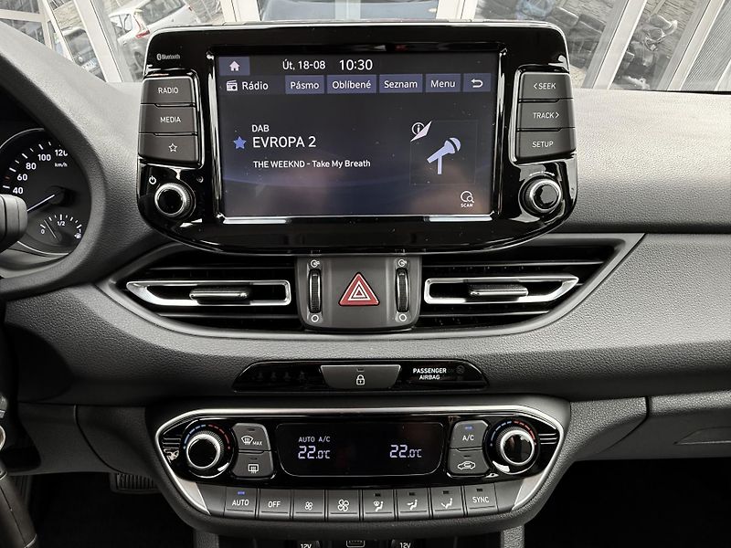 Hyundai i30 1,5 T-GDI DCT Smart Automat ČR - fotka 28 z 40