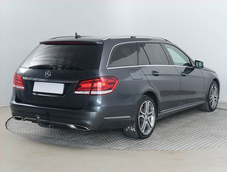 Mercedes-Benz Třídy E (2013) Edition E 300 BlueTEC, Automat - fotka 5 z 20