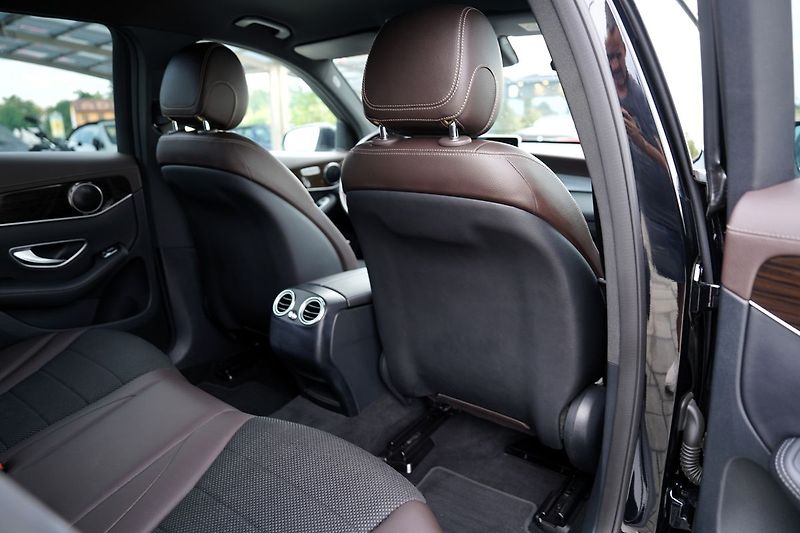 Mercedes-Benz GLC 250i 4Matic/kůže/Led/9AT/ČR - fotka 30 z 43