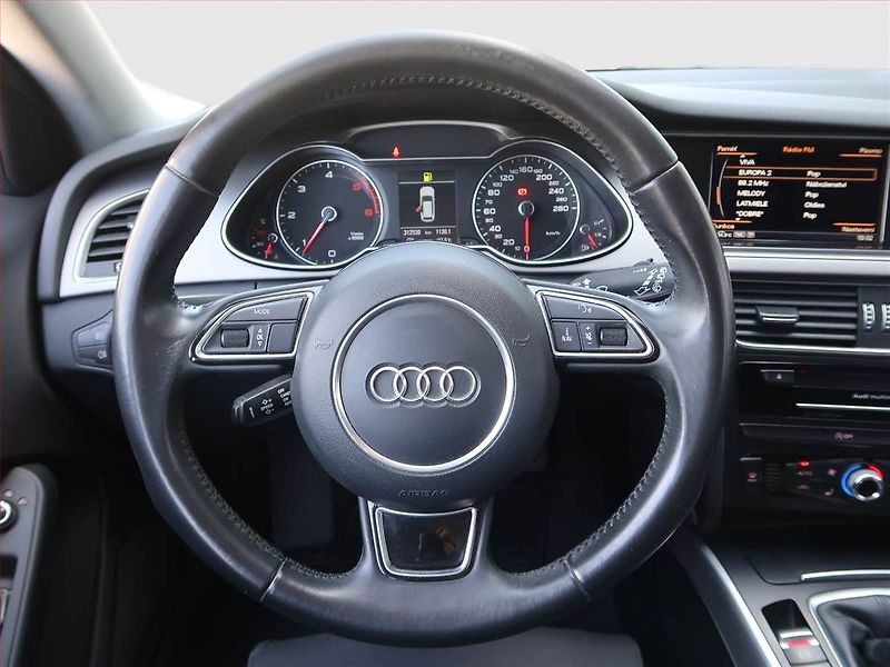 Audi A4 (2012) Ambition 2.0 TDI, Navi, Xenony - fotka 18 z 18