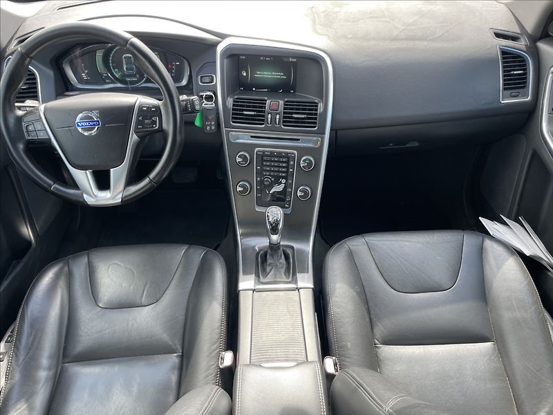 Volvo XC60 2,4 D4 Summum AWD Geartr GPS P - fotka 12 z 32