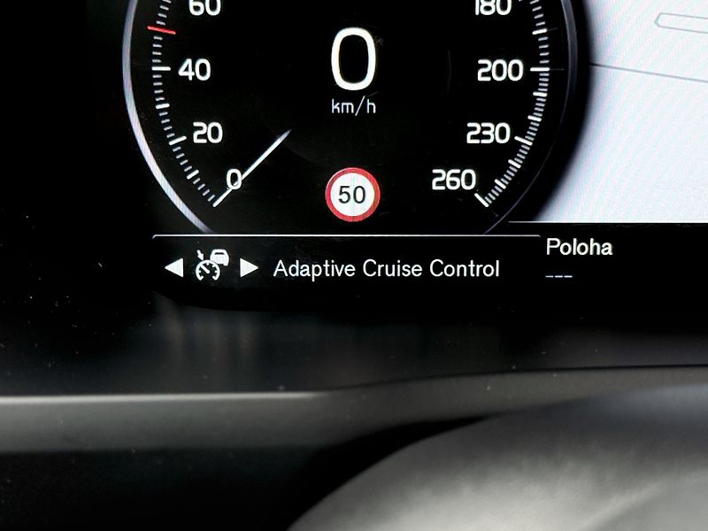 Volvo XC90 D5 AWD R-DESIGN PRO // VZDUCH  - fotka 40 z 60