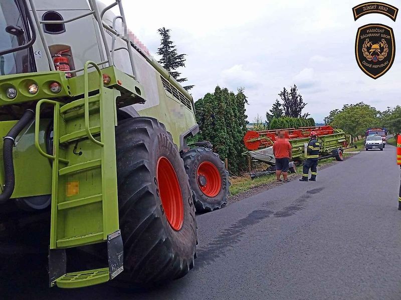 U Slavkova pod Hostýnem havaroval kombajn. Hrozí, že se převrátí.