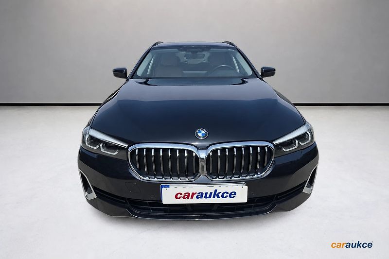 BMW Řada 5 530d xDrive AT Touring - fotka 2 z 71