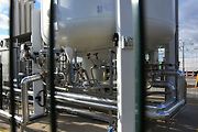 Nová plnicí stanice zkapalněného zemního plynu LNG do nádrží tahačů kamionů s nepřetržitým bezobslužným provozem společnosti GasNet u Klecan na Praze-východ.