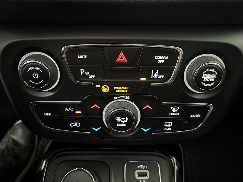 Jeep Compass 2,0   M-Jet 103kW,4x4 - fotka 19 z 26