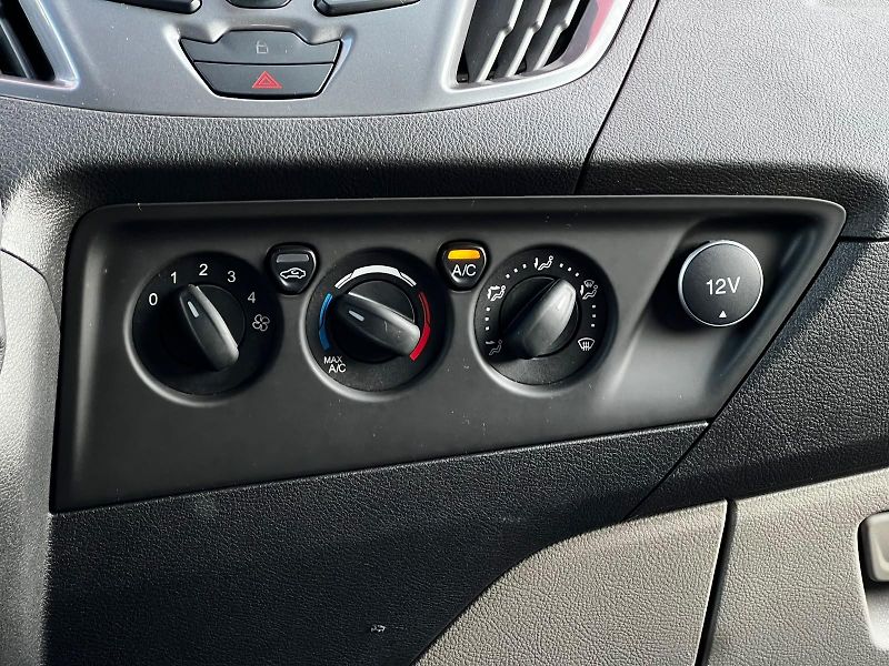 Ford Tourneo Custom 2.0TDCI 96kW 8-Míst DPH TZ - fotka 14 z 25