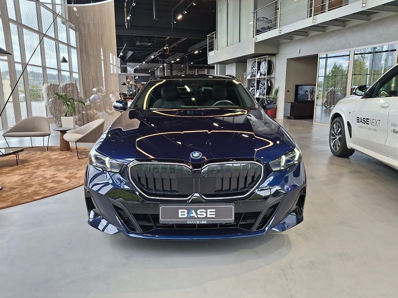 BMW Řada 5 550e xDrive Touring M-Sport  - fotka 2 z 30