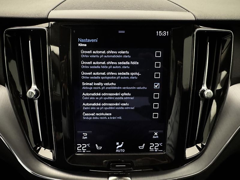Volvo XC60 B4 AWD MOMENTUM AUT REZERVACE - fotka 40 z 45