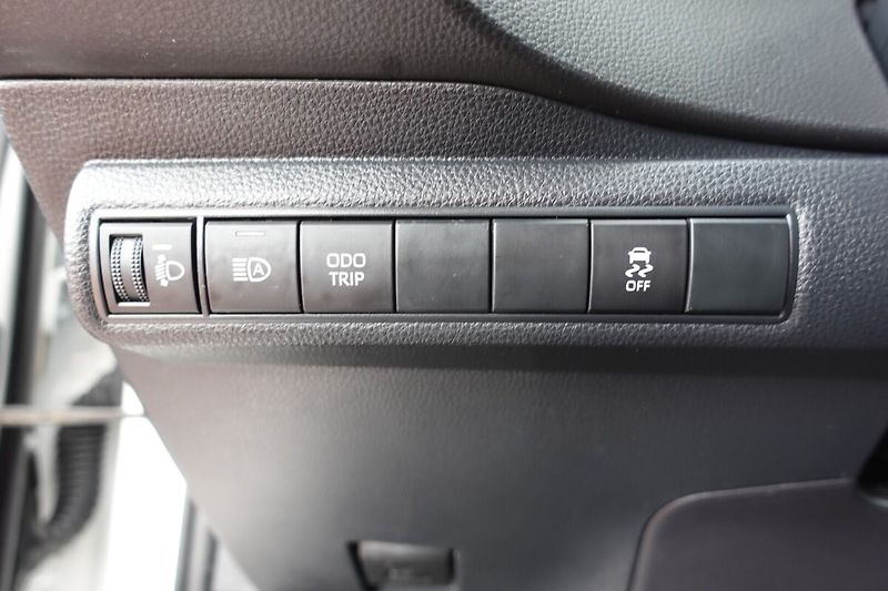 Toyota Corolla 1,8HSD Comfort Tech - fotka 19 z 31