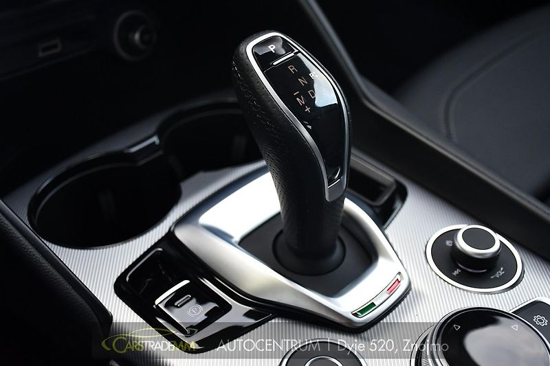 Alfa Romeo Giulia 2.0T 16V 206kW VELOCE AT8 Q4 - fotka 33 z 49