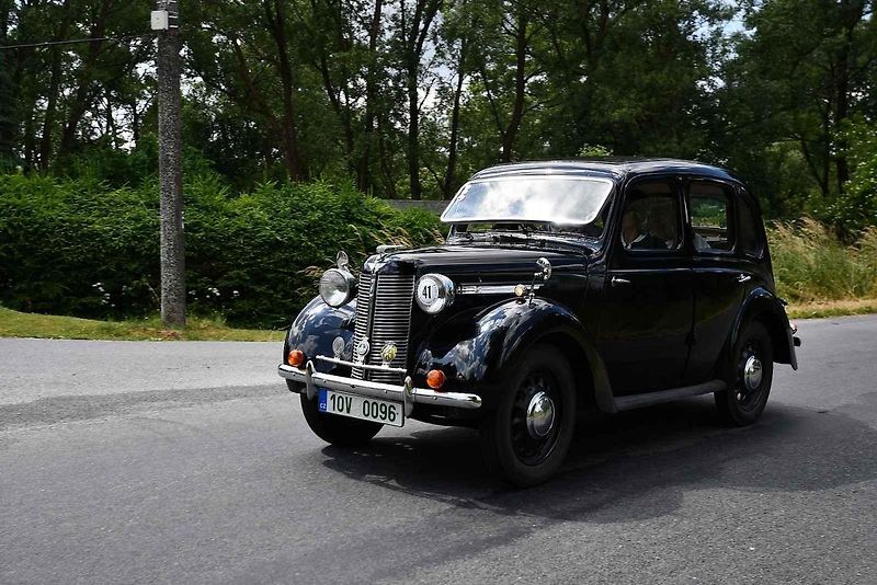 Přehlídka historie, noblesy, technických zajímavostí a unikátů. To byla Jízda Saši Kolowrata.