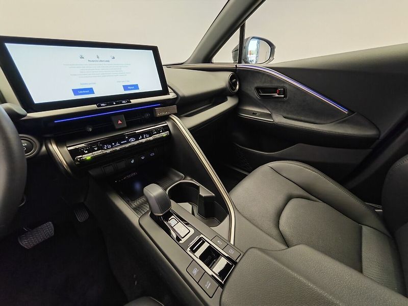 Toyota C-HR 2.0 Plug - in Hybrid ( 220k ) - fotka 35 z 37