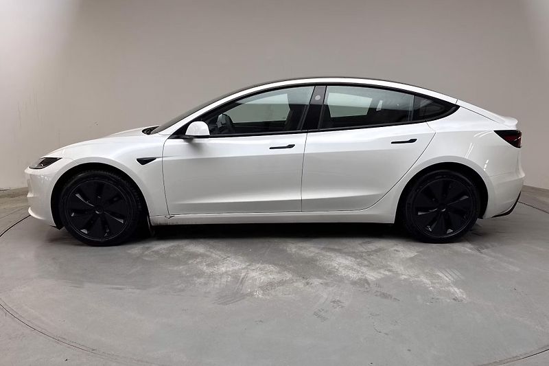 Tesla Model 3 Long Range AWD Highland Tažné - fotka 3 z 16