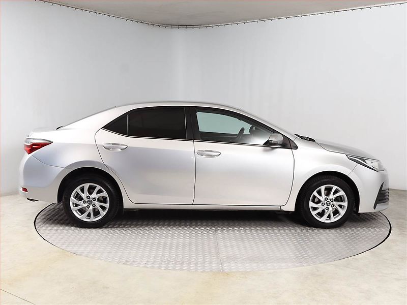 Toyota Corolla (2017) 1.6 Valvematic, Serv.kniha - fotka 6 z 17