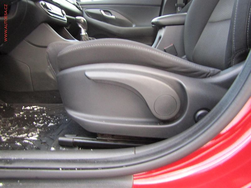 Hyundai i30 (2018) 1.0T-GDi Fastback, ČR - fotka 10 z 20