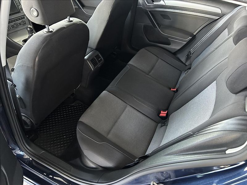 Volkswagen Golf 1,6   TDI 81kW,SERVISKA - fotka 19 z 22