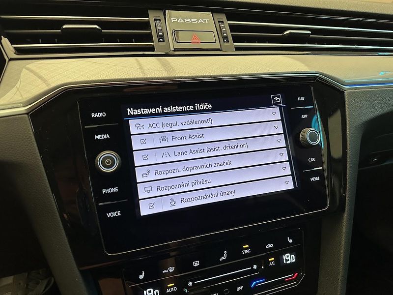 Volkswagen Passat (2021) 2.0 TDi Style Business 110 kW - fotka 19 z 26