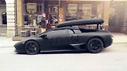 Lamborghini Murciélago LP640. „LP640 v celočerném lakování a se střešním boxem. Přední nárazník jsem naboural hned první den za volantem při cestě ze Stockholmu do Trysil. Brečel jsem tři týdny v kuse!“