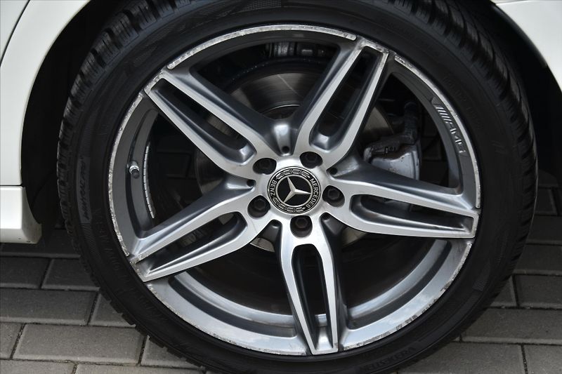 Mercedes-Benz Třídy E 220D 4MATIC AMG NAVI ČR - fotka 9 z 34