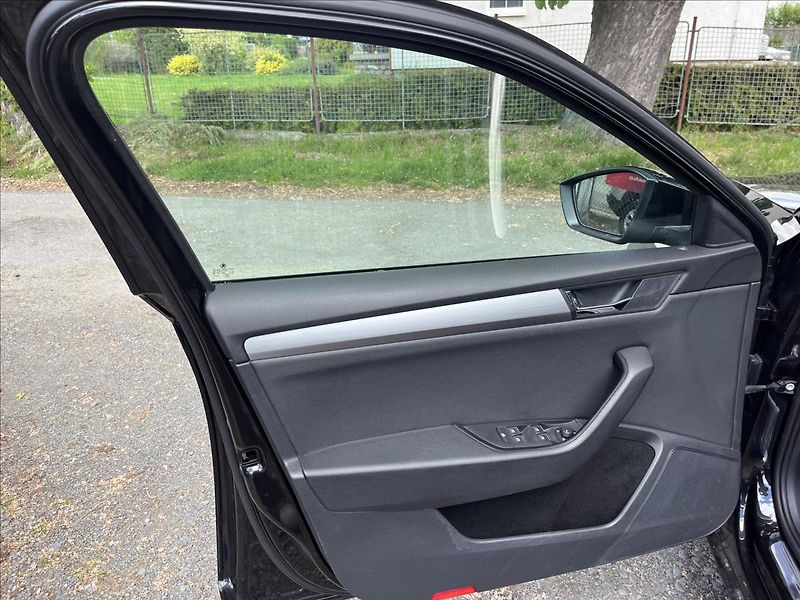 Škoda Superb 2,0 TDi DSG  NAVI BIXEN ACC AL - fotka 10 z 50