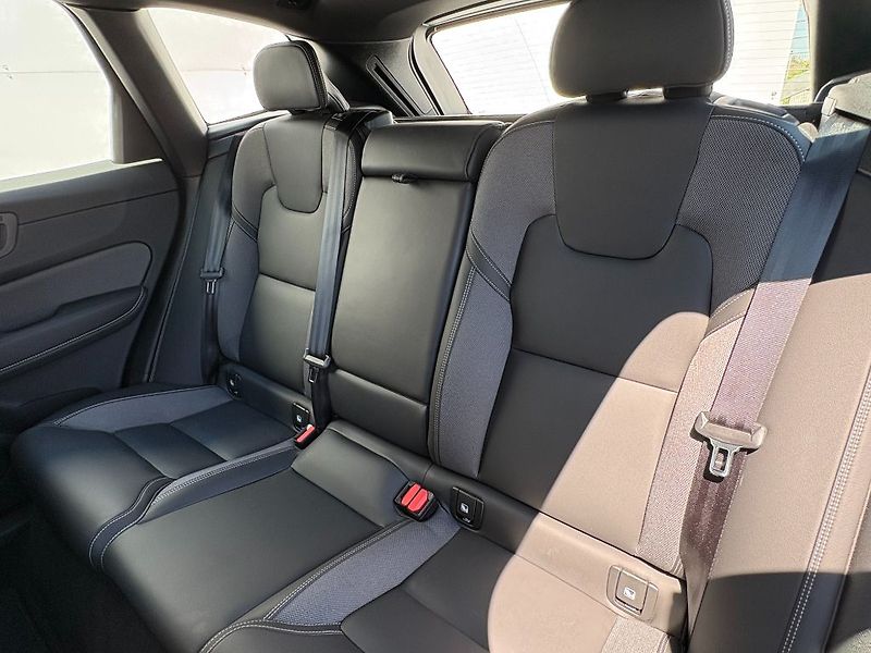 Volvo XC60 Plus Dark B5 AWD 184kW - fotka 18 z 26