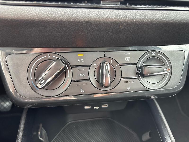 Škoda Fabia 1,0 MPI 48 kW ACTIVE - fotka 20 z 26