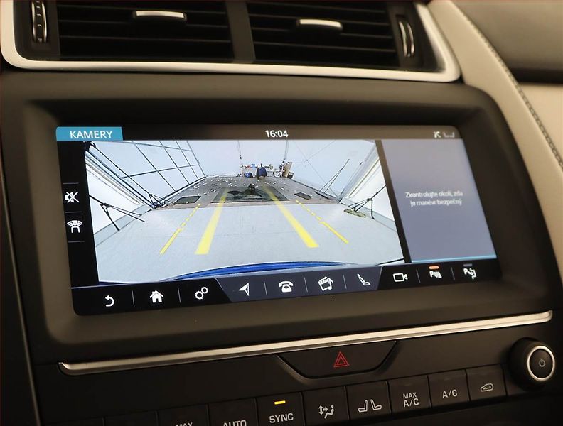 Jaguar E-Pace (2019) P300 AWD - fotka 23 z 26