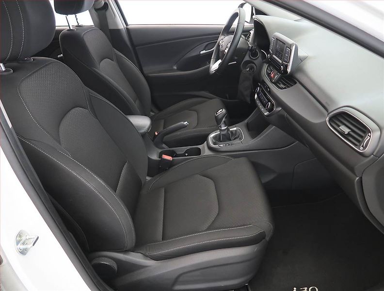 Hyundai i30 (2018) 1.4 T-GDI, Serv.kniha - fotka 9 z 18