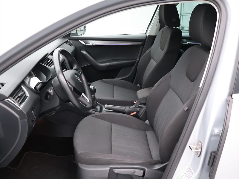 Škoda Octavia 2,0 TDI Style LED Kessy CZ - fotka 9 z 26