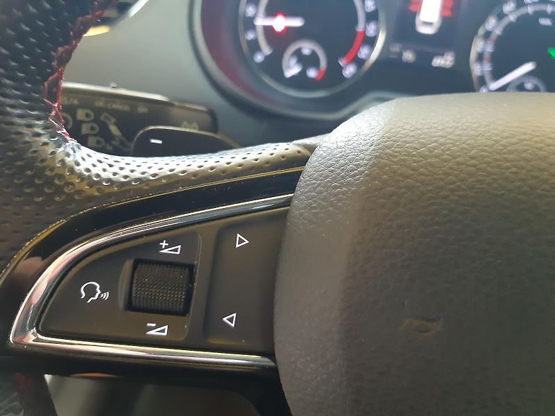 Škoda Octavia 2.0 TDI Combi RS NAVI WEBASTO  - fotka 17 z 28