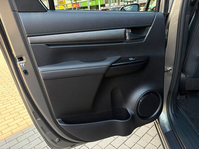 Toyota Hilux 2.8 INVINCIBLE skladem - fotka 12 z 18