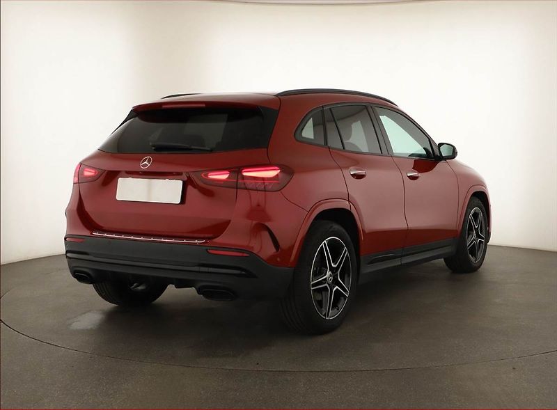 Mercedes-Benz GLA (2025) 180, AMG LINE, KEYLESS - fotka 5 z 20