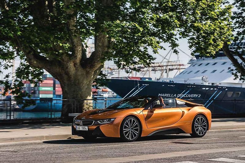 BMW i8 Roadster a M5.