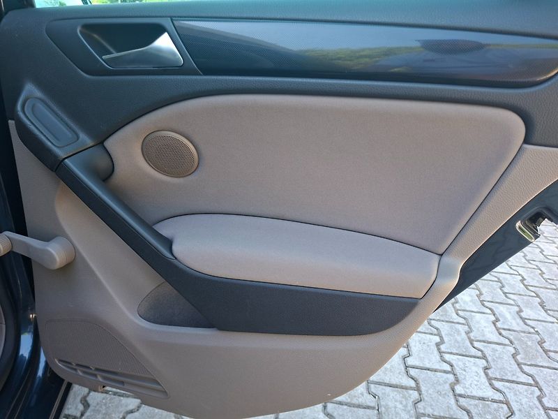 Volkswagen Golf (2009) 2.0TDI 103kW 4MOT -TAŽ.ZAŘ. - fotka 28 z 44