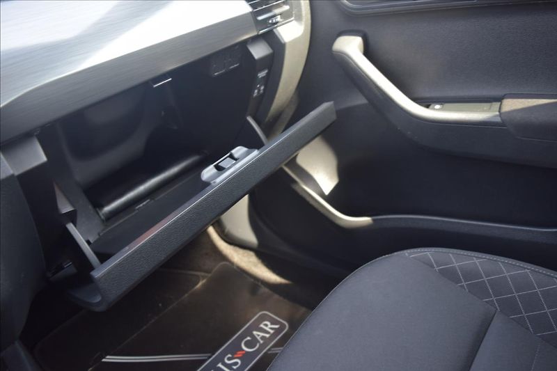 Škoda Fabia 1,2 TSI 66KW TOP VÝBAVA - fotka 49 z 49