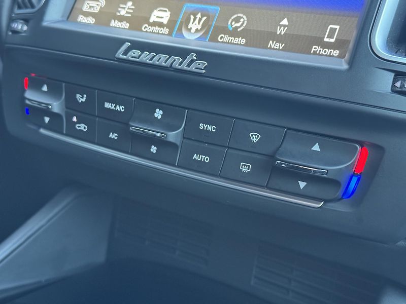 Maserati Levante (2018) GranLusso Q4, 3.0iV6 257kW, ČR - fotka 35 z 45