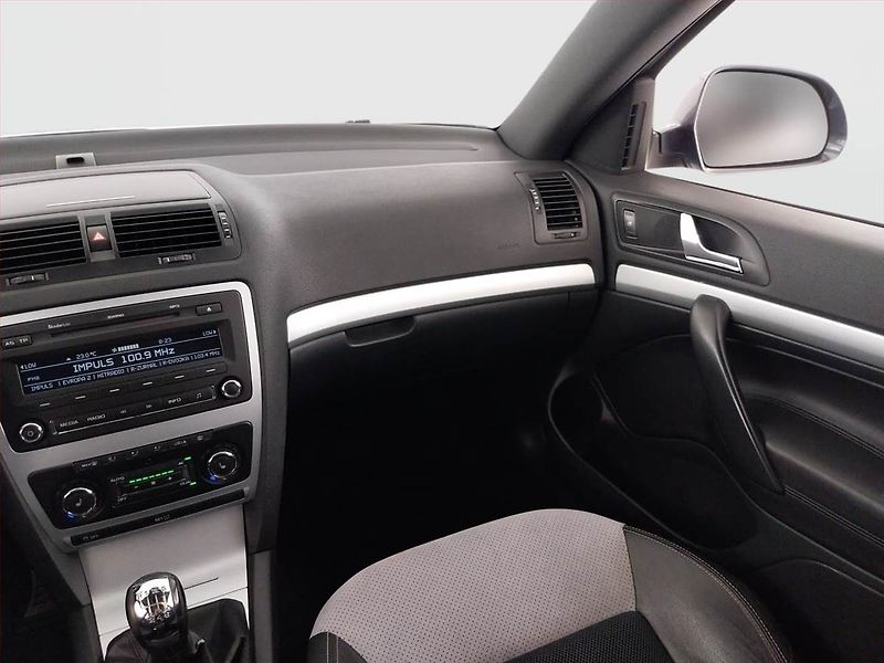 Škoda Octavia (2010) RS 2.0 TSI, Xenony, Tempomat - fotka 8 z 20