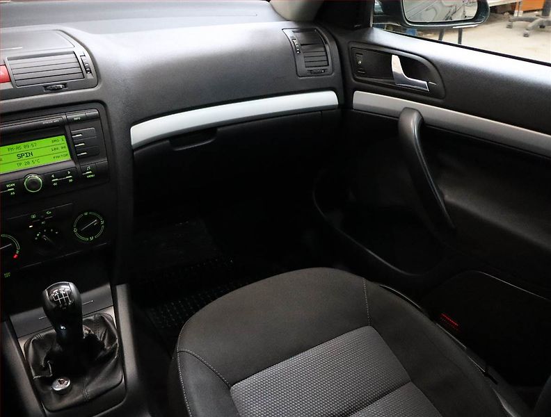 Škoda Octavia (2007) 2.0 TDI, po STK - fotka 8 z 14