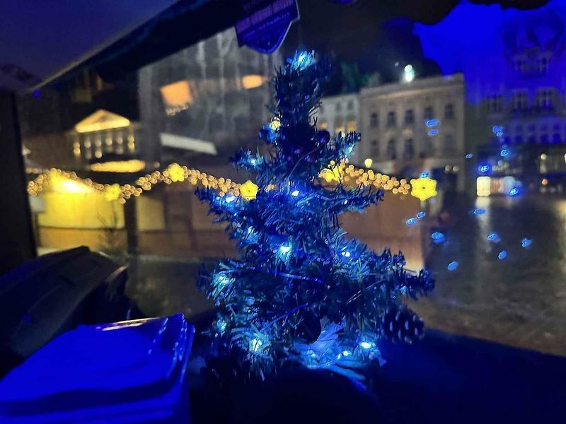 V Olomouci jezdí vánočně nazdobený popelářský vůz, 5. prosince 2025