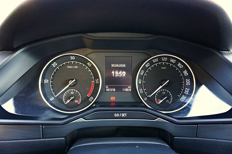 Škoda Superb (2015) STYLE 2,0 TDI 140 kW - fotka 35 z 43