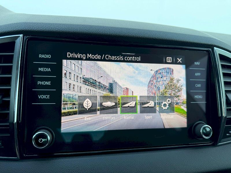 Škoda Karoq (2022) 1.5 TSI 110kW Style Exclusive - fotka 17 z 35