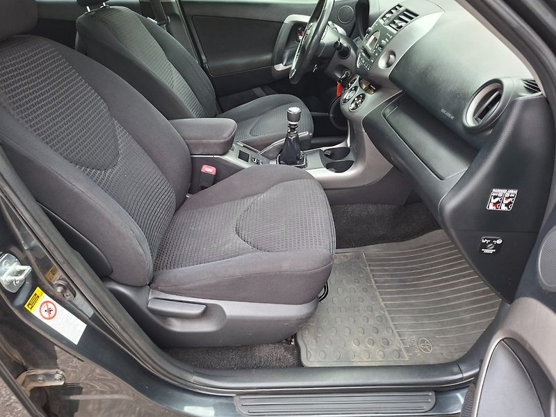 Toyota RAV4 (2007) 2.2 D-CAT 130kW 4X4 -TAŽ.ZAŘ. - fotka 23 z 35