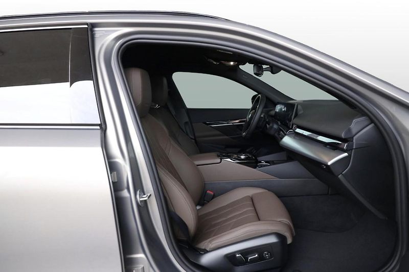 BMW Řada 5 540d xDrive Touring - fotka 24 z 31