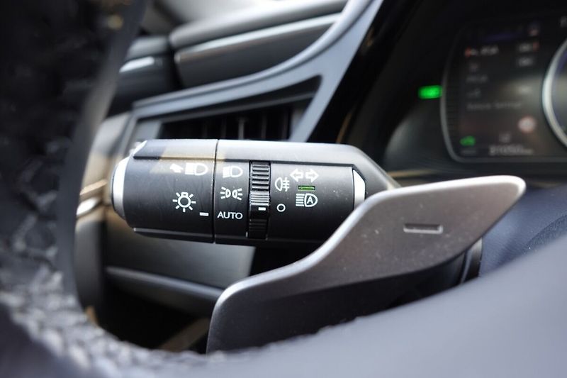 Lexus ES 300h ZLEVNĚNO 2,5HSD Elegance Plus - fotka 30 z 37